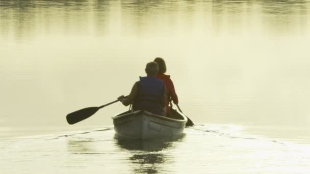 Pareja en la canoa en el lago — Vídeo de stock