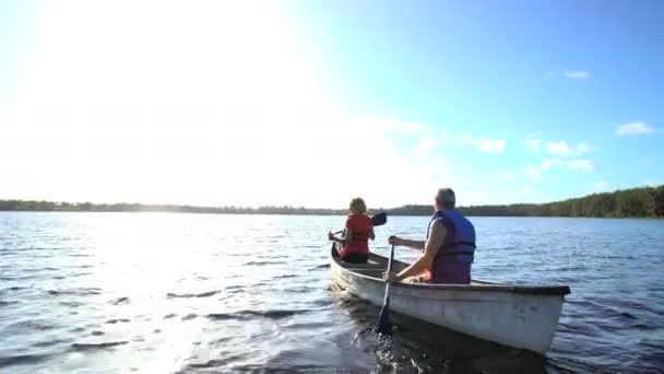 Pareja teniendo viaje en kayak — Vídeo de stock