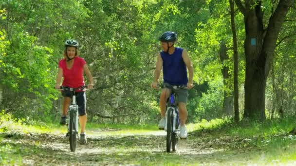 Seniorer cykling i parken — Stockvideo