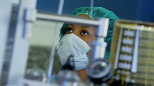 Анестезіолог переглядає обладнання для моніторингу анестезії — стокове відео
