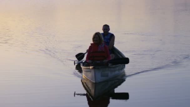 Pareja en el barco en el lago — Vídeo de stock