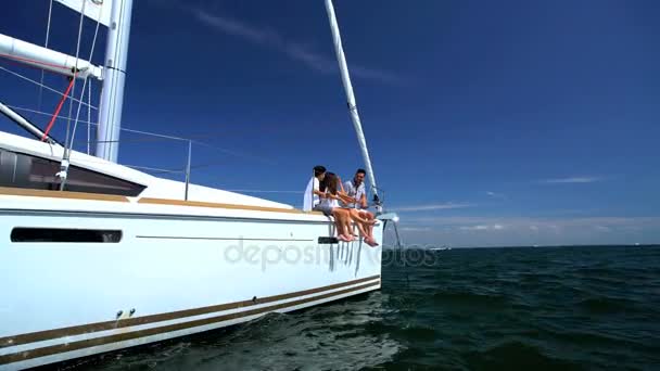 Familj på yacht att göra minnen — Stockvideo