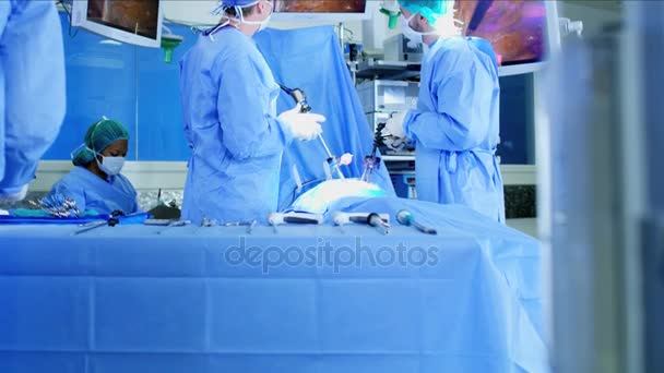 Хирурги с помощью эндоскопического инструмента — стоковое видео