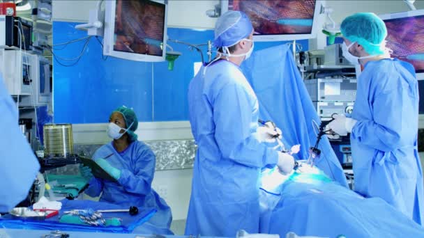 Equipe hospitalar preparando operação de laparoscopia — Vídeo de Stock