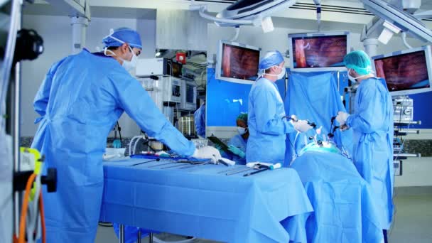 Equipe que realiza operação de laparoscopia — Vídeo de Stock
