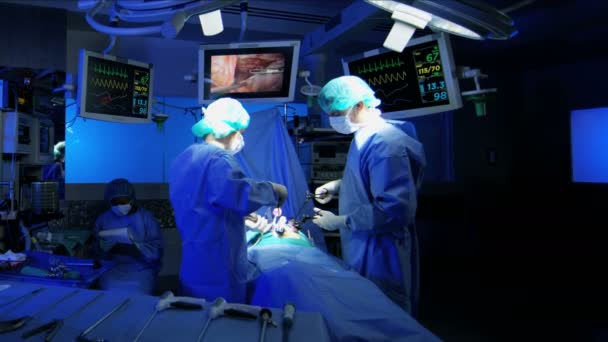 Equipo de entrenamiento quirúrgico realizar la operación — Vídeos de Stock