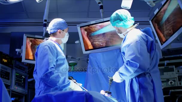 Nemocniční specialista tým provedení laparoskopie chirurgie — Stock video