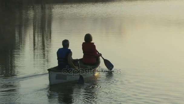 夫妇在湖上独木舟 — 图库视频影像