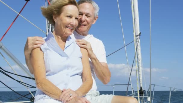 Pareja navegando en el yate — Vídeos de Stock