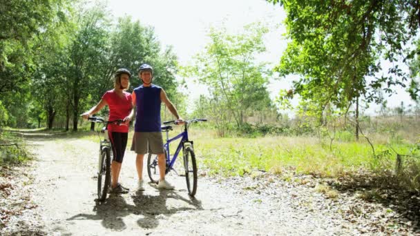 Pareja de ciclismo en el parque — Vídeos de Stock