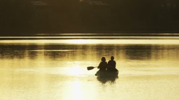 Couple faisant un voyage en kayak — Video