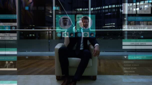 Hombre de negocios utilizando la pantalla táctil de realidad virtual — Vídeos de Stock