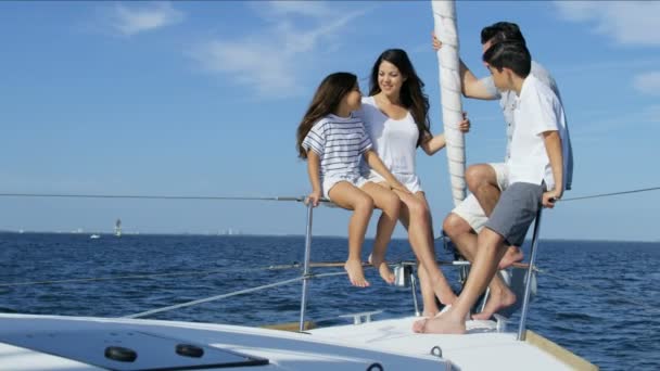 Family sailing on yacht — Stock Video