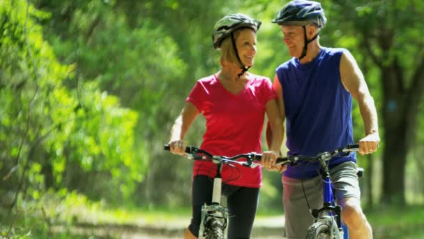 Seniors disfrutando de paseo en bicicleta — Vídeo de stock