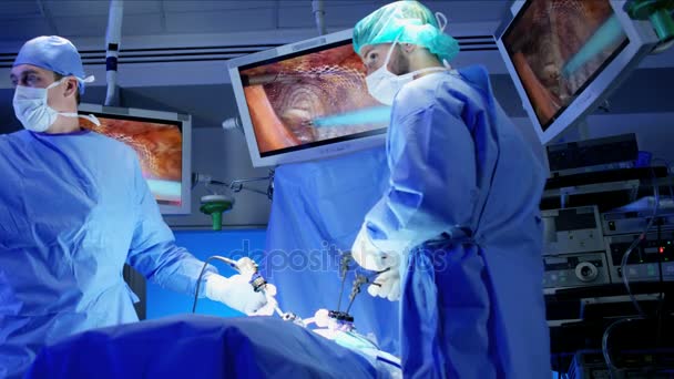 Хирургическая команда с использованием эндоскопии — стоковое видео