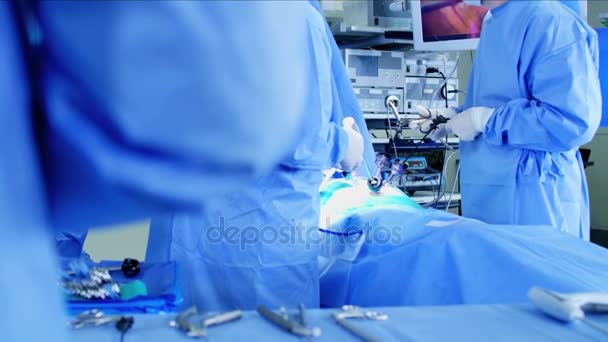 Хирурги с помощью эндоскопического инструмента — стоковое видео