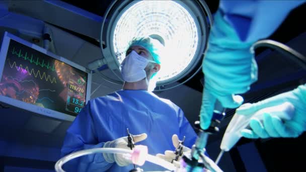 Hastane ekibi endoskop kullanılarak — Stok video