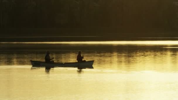 Casal tendo viagem de canoagem — Vídeo de Stock