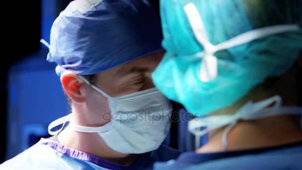 Cerrah performans gösteren laparoskopi işlemi — Stok video