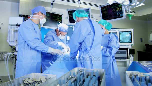 Медицинская команда, выполняющая ортопедическую операцию — стоковое видео