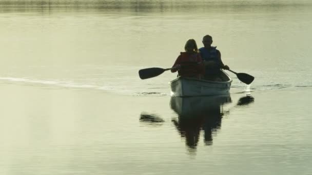 夫妇在划艇之旅 — 图库视频影像