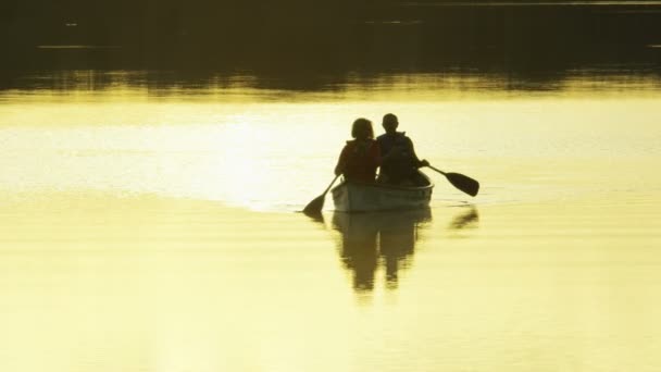 Seniorer rida i kanoten på sjön — Stockvideo