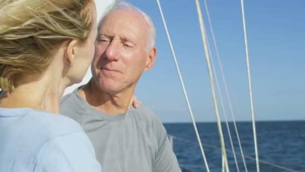 Pareja navegando en el mar — Vídeo de stock