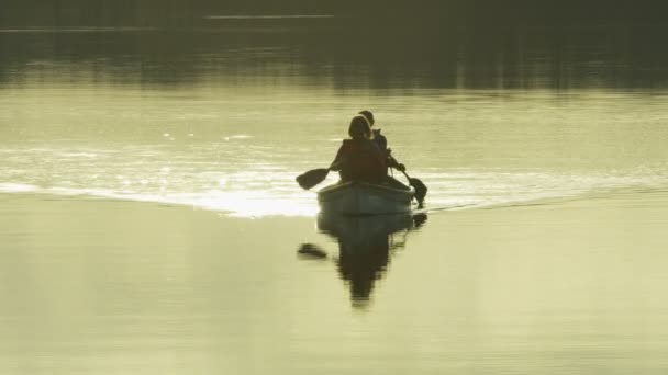 Pareja en el barco en el lago — Vídeos de Stock