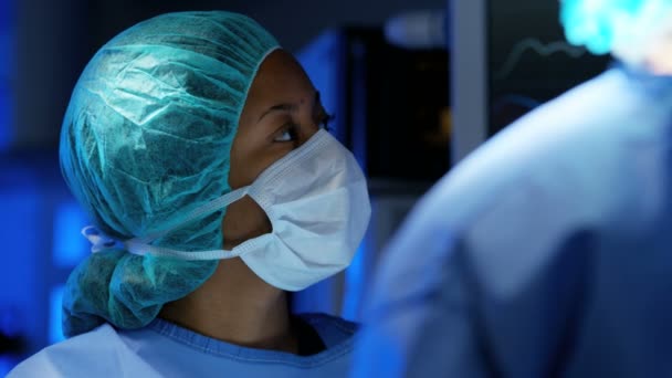 Équipe spécialisée effectuant une chirurgie laparoscopique — Video