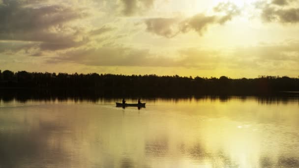 Pareja en la canoa en el lago — Vídeos de Stock