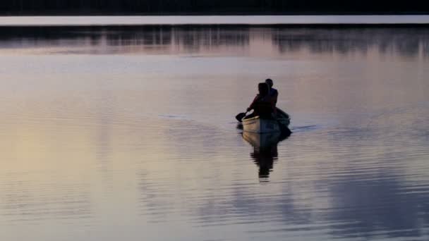 Anziani cavalcare in kayak — Video Stock