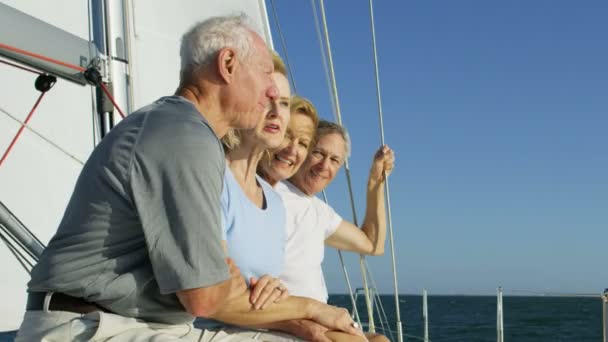 Amigos em seu barco à vela — Vídeo de Stock