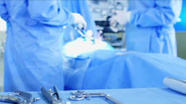 Команда хирургов, использующая эндоскопию — стоковое видео