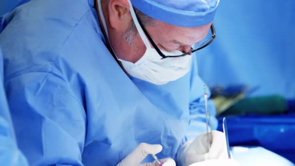 Chirurg presterende orthopedische operatie — Stockvideo