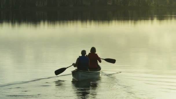 Paar im Boot auf dem See — Stockvideo