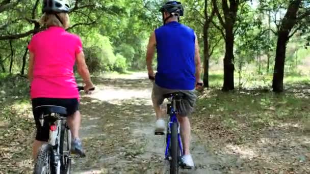 Seniors ciclismo para mantenerse en forma — Vídeos de Stock