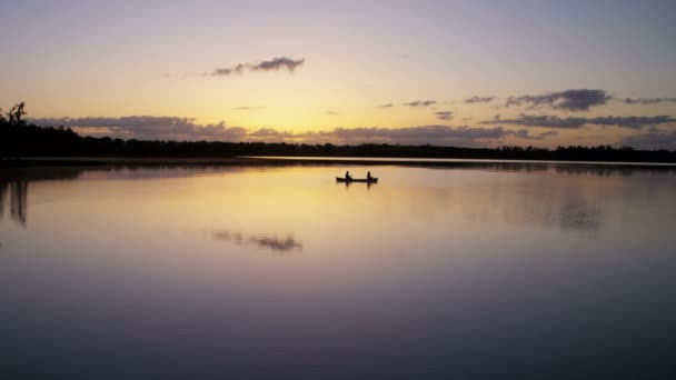 Anziani cavalcare in canoa — Video Stock