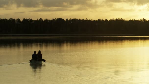 Pareja en la canoa en el lago — Vídeo de stock