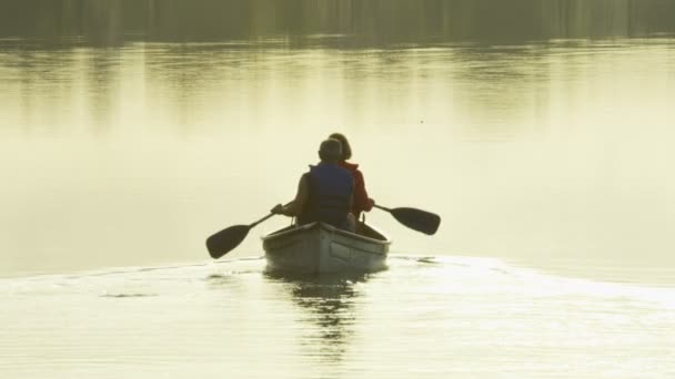 Seniors kayak en el lago — Vídeos de Stock