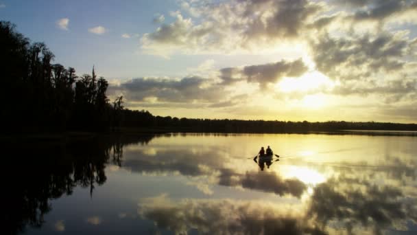 Couple dans le bateau sur le lac — Video