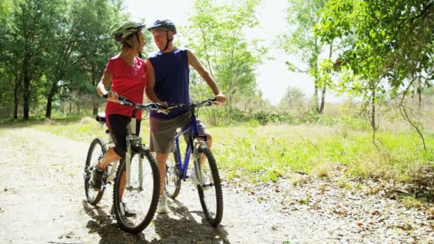 Seniors enjoying bike ride — Stock Video