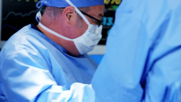 Chirurgien effectuant une opération orthopédique — Video