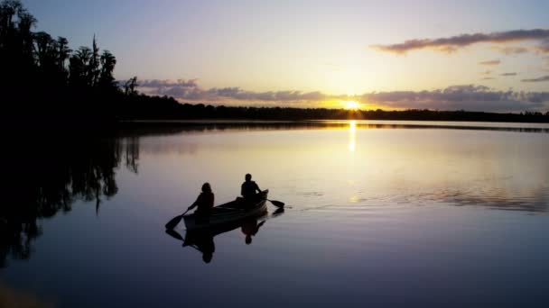 Séniors en kayak sur le lac — Video