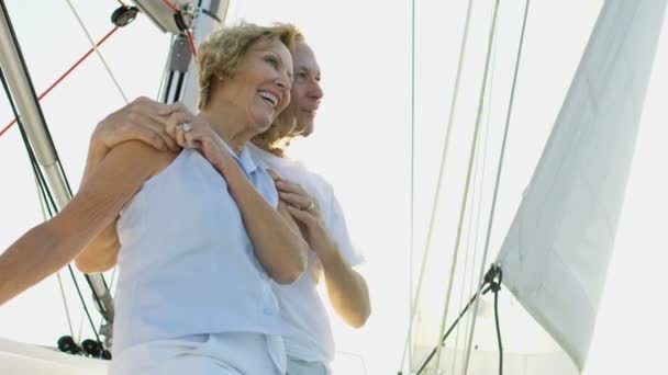 Couple naviguant sur le yacht — Video