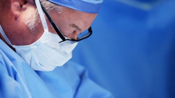 Хірургічна команда, що виконує ортопедичну хірургію — стокове відео