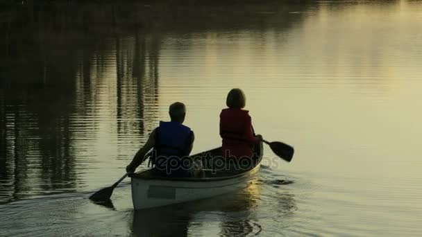 Paar im Kajak auf dem See — Stockvideo