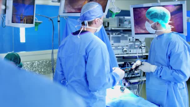 Medisch team met endoscopie — Stockvideo