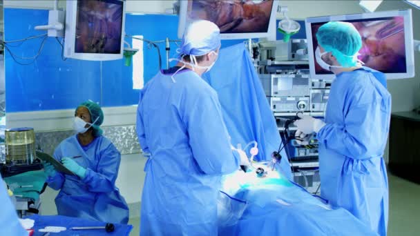 Больничная команда готовит операцию по лапароскопии — стоковое видео
