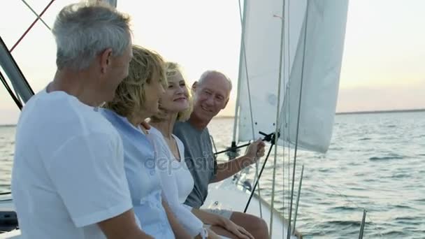 Parejas navegando en el océano — Vídeo de stock