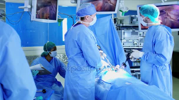 Chirurgisches Trainingsteam führt Operation durch — Stockvideo